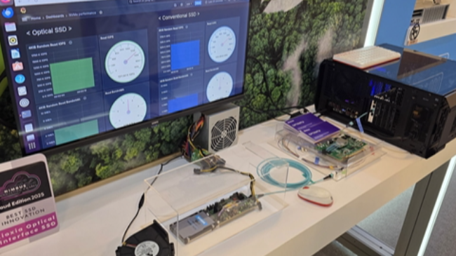 铠侠第一次公开展示了这种光学SSD，不过这次的说法是，在30米或更长的光缆上，依然可以维持和传统SSD一样的性能。